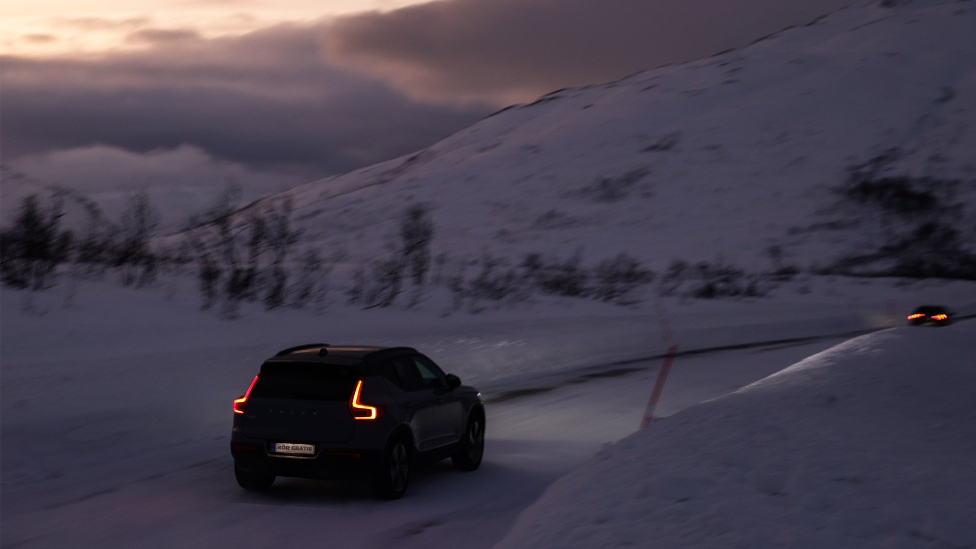Volvo kör i snölandskap.