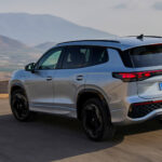 Volkswagen Tayron i R-utförande fotad bakifrån på en slingrig väg.