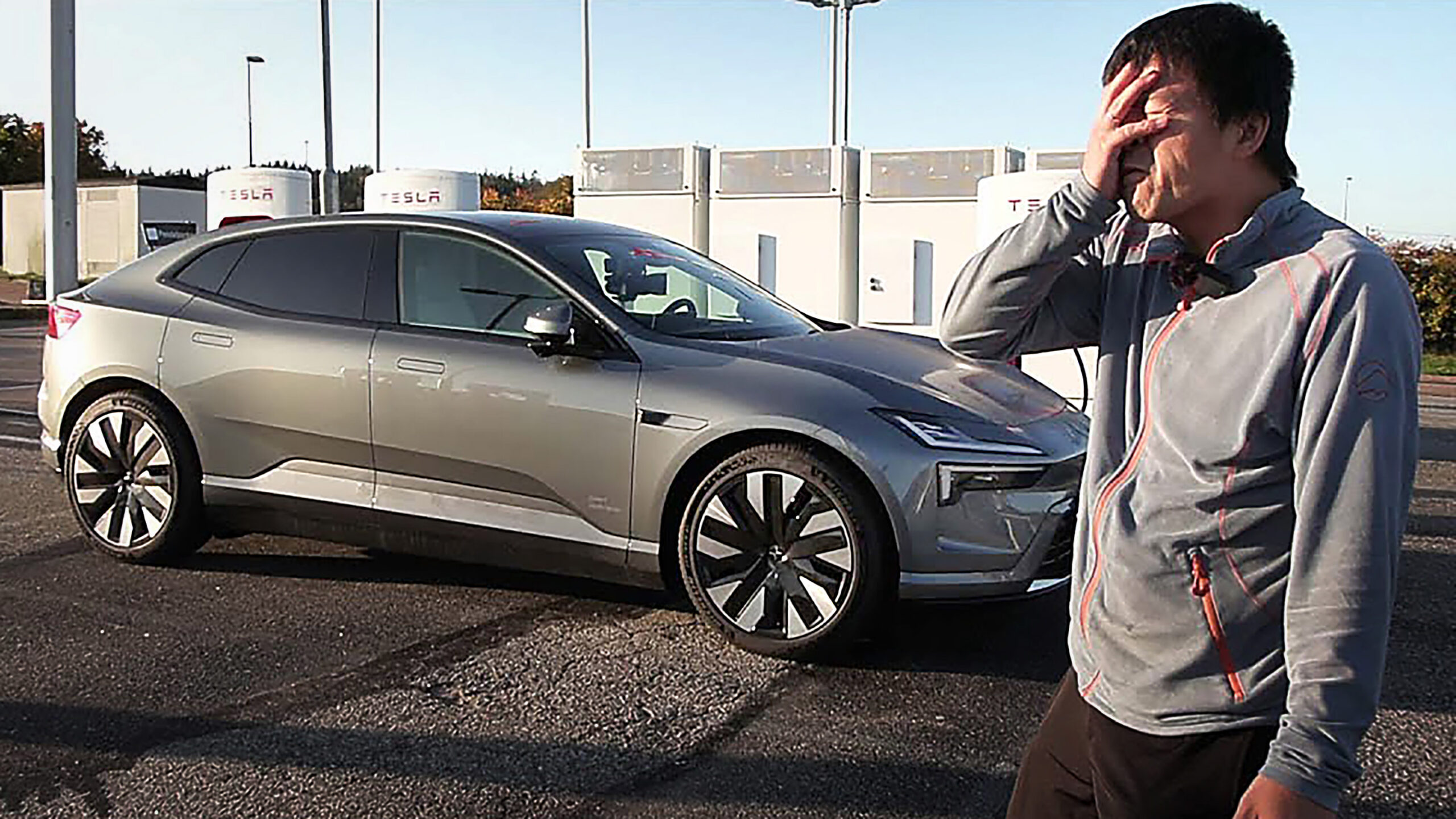 Björn "Tesla-Bjørn" Nyland tar sig för pannan intill en Polestar 4.